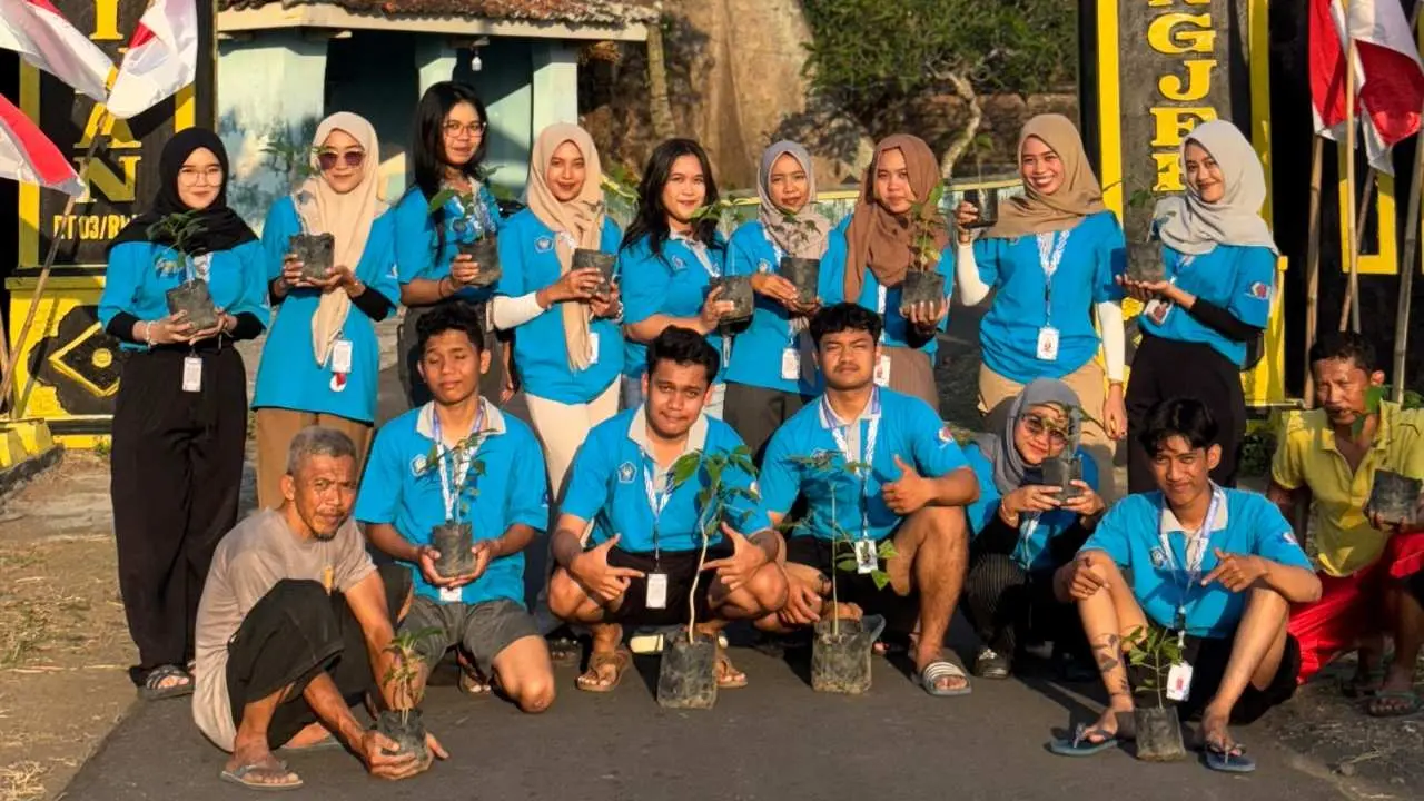 Mahasiswa KKN Unisri Hijaukan Jalan Tugu Ngawinan dengan Penanaman Pohon Tabebuya