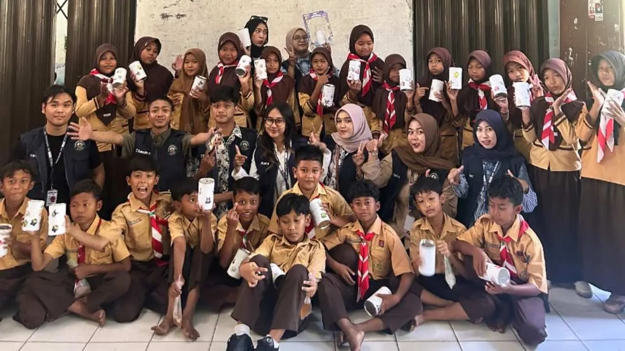 Mahasiswa KKN Unisri Kelompok 94 Kenalkan “Celengan Cerdas” untuk Siswa SD Negeri 2 Majegan