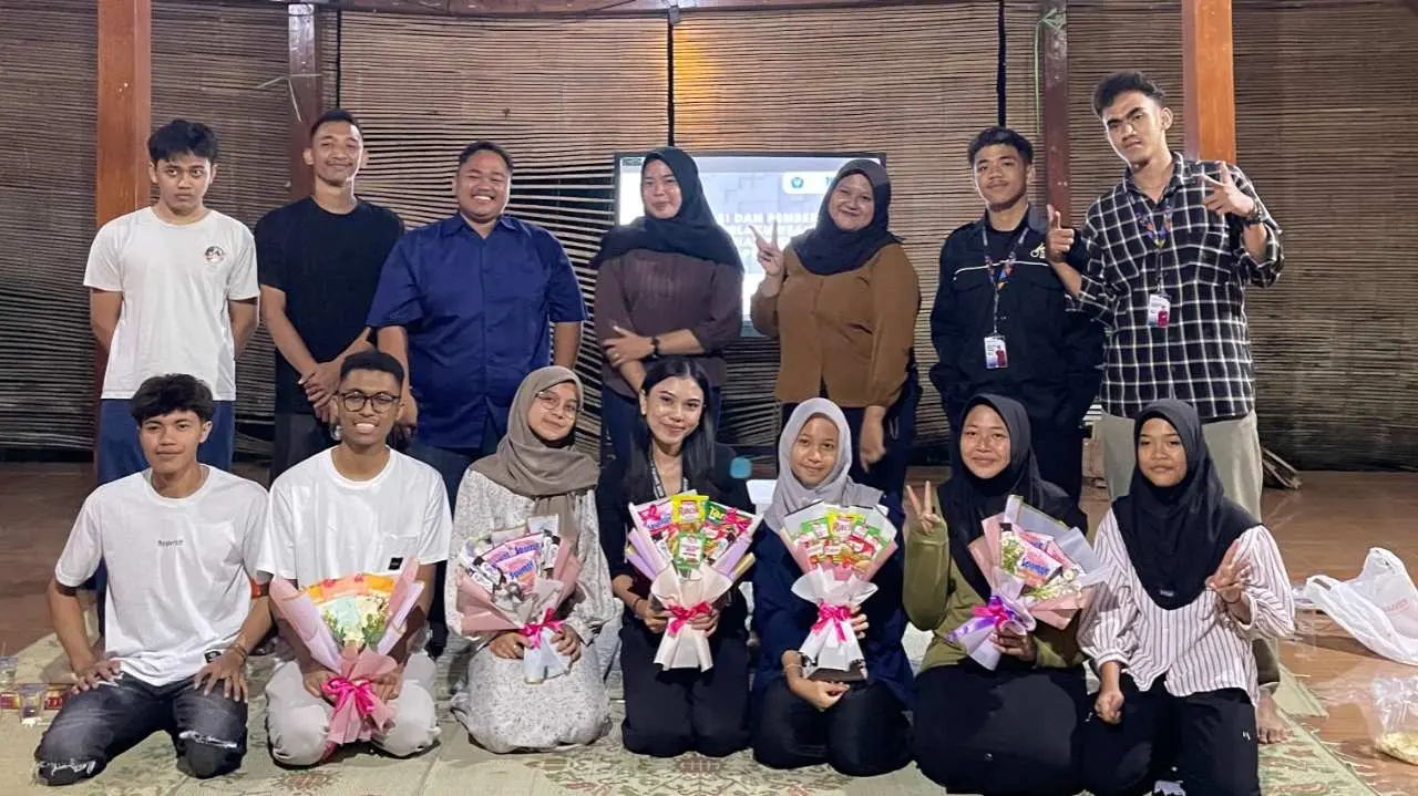 Mahasiswa Ilmu Komunikasi Unisri Adakan Pelatihan Desain Visual Kreatif dengan Canva di Desa Tulung
