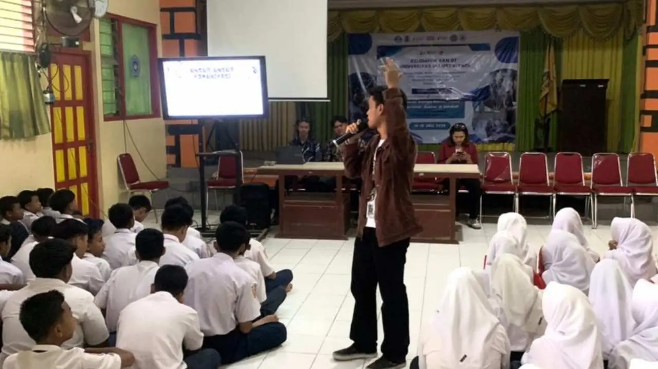 Kelompok 07 KKN Unisri di SMPN 1 Jatinom, Belajar Komunikasi Dasar dan Public Speaking untuk Usia Remaja