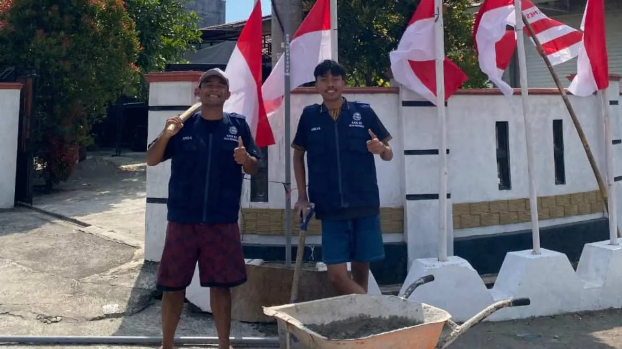 Mahasiswa KKN Unisri Pasang Reflektor dan Kaca Jalan di Desa Sidoharjo