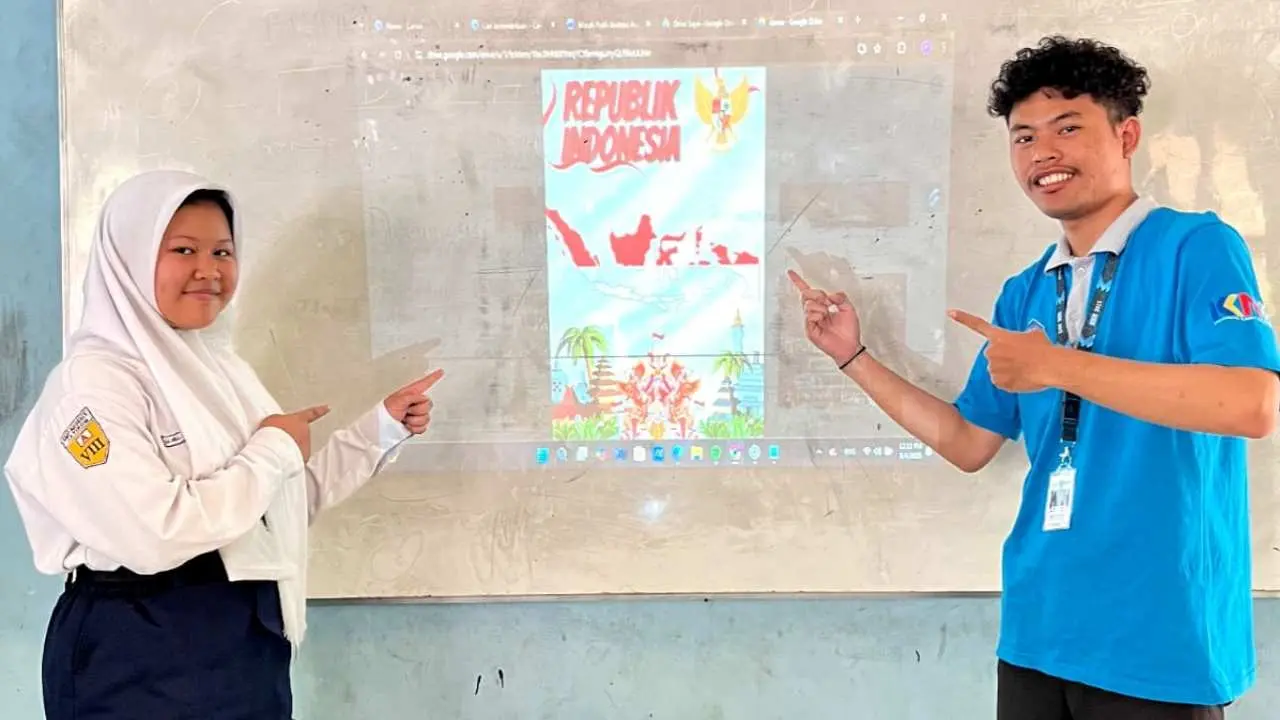 Mahasiswa KKN Adakan Pelatihan Desain Canva untuk Siswa Kelas 8 SMP Negeri 3 Jatinom di Desa Kayumas