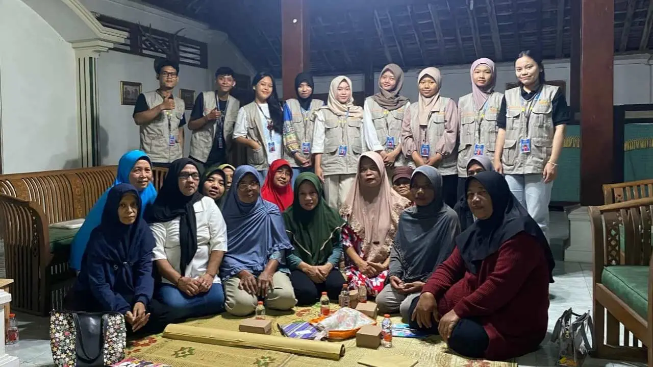 Mahasiswa KKN Unisri Dampingi Ibu-Ibu PKK RW 04 Desa Ngabeyan dalam Pembukuan Keuangan Sederhana