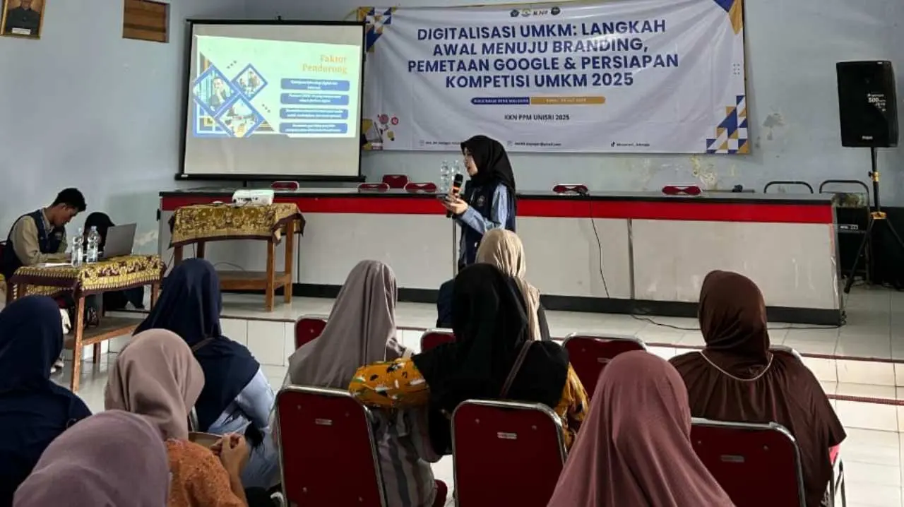 Mahasiswi KKN Unisri Kelompok 94 Gelar Seminar Digitalisasi untuk UMKM Desa Majegan