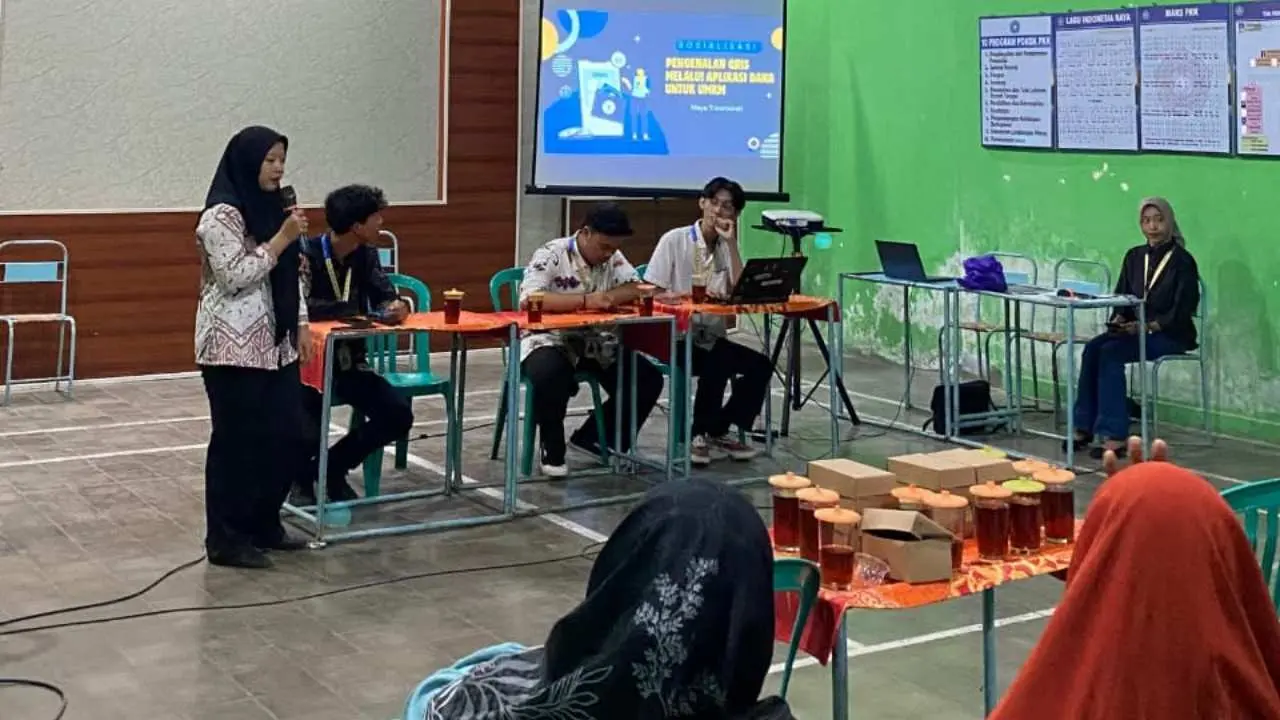 Mahasiswa KKN PPM UNISRI Melakukan Sosialisasi Penggunaan QRIS Melalui Aplikasi DANA untuk UMKM di Desa Manjungan
