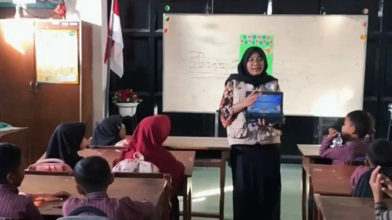 Belajar Simbol Pancasila melalui Media Gambar dan Lagu oleh Mahasiswa KKN Unisri 