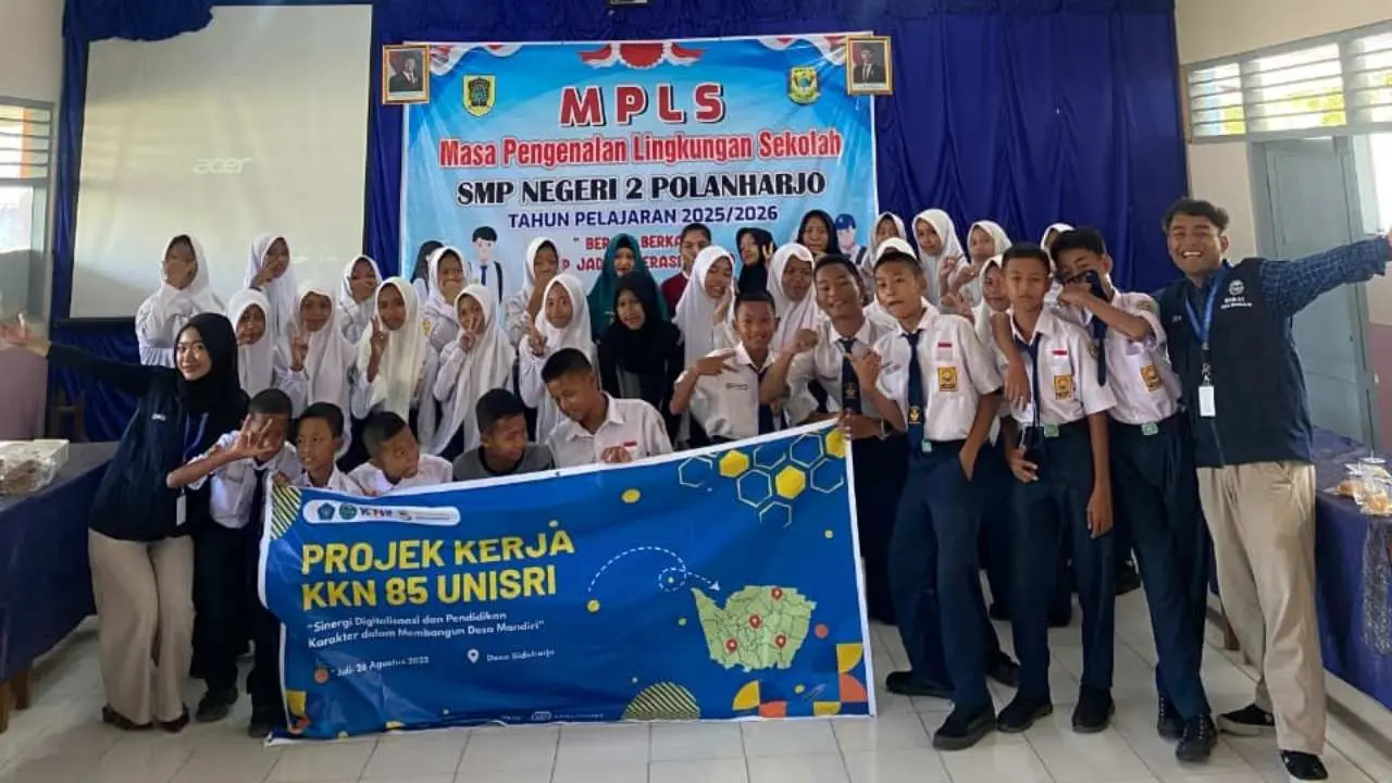 Pelatihan Dasar Fotografi untuk Siswa SMPN 02 Polanharjo oleh Mahasiswa KKN Unisri 