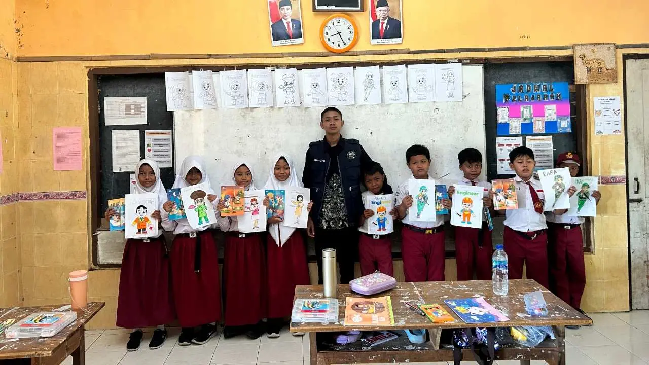 Kegiatan KKN di SDN Majegan 01, Chandra Yeremia KKN Kenalkan Cita - cita dan Profesi Sejak Dini kepada Siswa