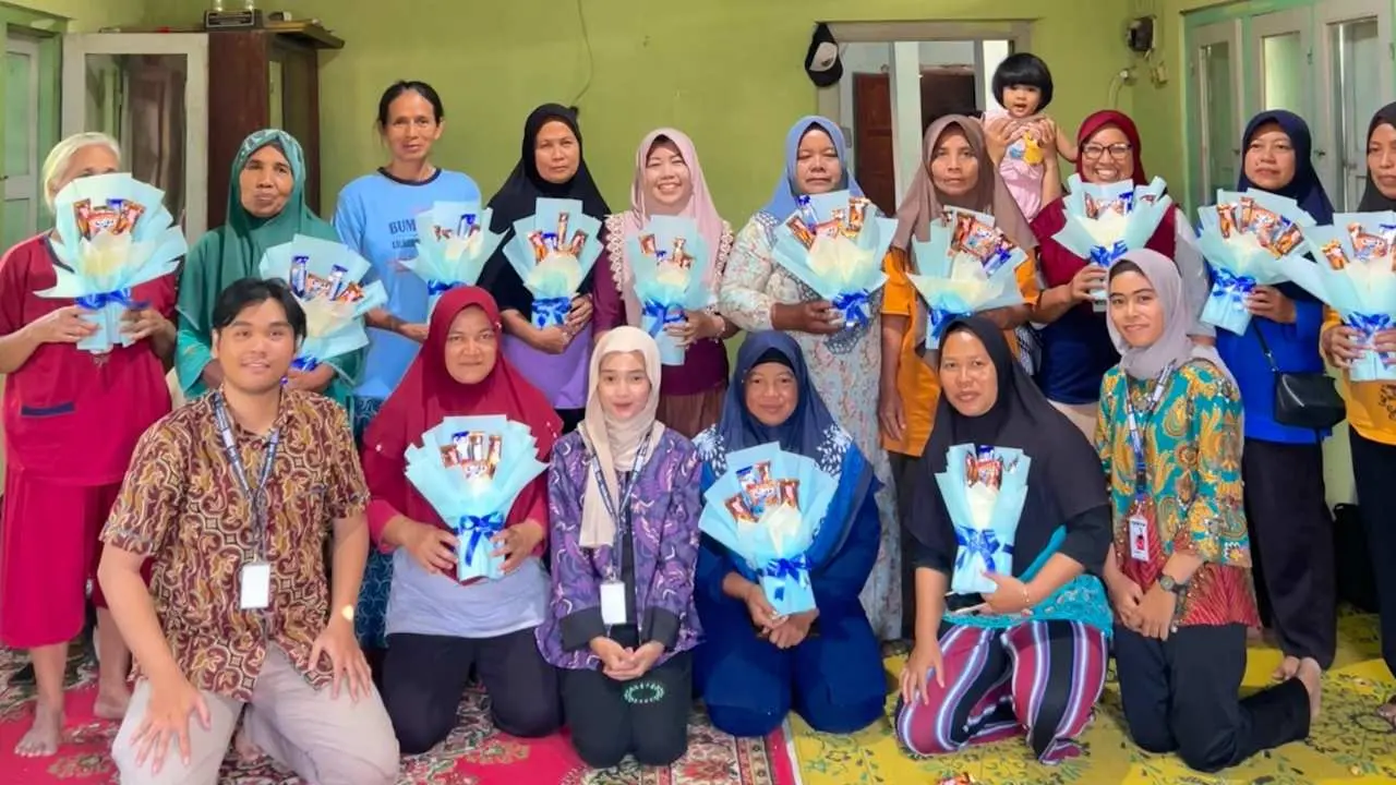 Workshop Ekonomi Kreatif: Praktik Buket Snack, Digitalisasi Katalog dan Branding Produk yang di lakukan oleh Mahasiswa KKN PPM UNISRI 2025