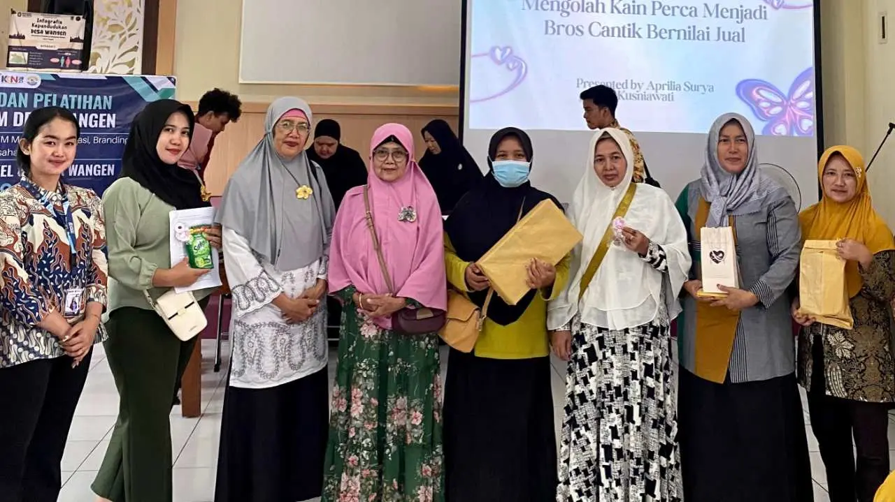 Mahasiswa Unisri Adakan Pelatihan Kewirausahaan: Mengolah Kain Perca Menjadi Bunga Cantik Bernilai Jual