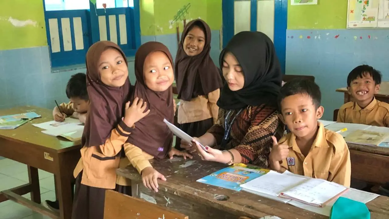 Mahasiswa KKN UNISRI Ajak Siswa SDN 02 Ngaran Belajar Etika Berkomunikasi