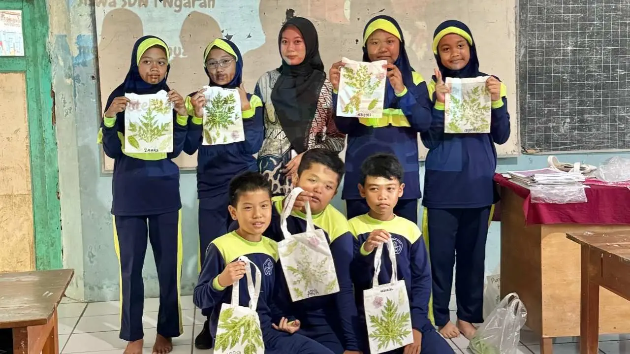 Mahasiswa KKN 84 Unisri Berikan Edukasi Ecoprint kepada Siswa SD Negeri 1 Ngaran