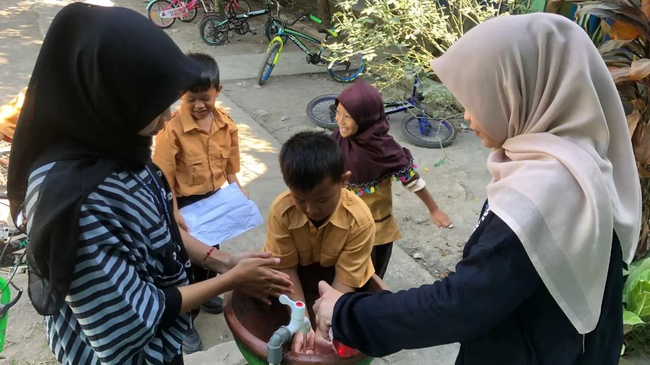 Mahasiswa KKN UNISRI Edukasi Siswa SDN 02 Ngaran dan TK 01 Ngaran tentang Pentingnya Cuci Tangan untuk Hidup Sehat dan Disiplin