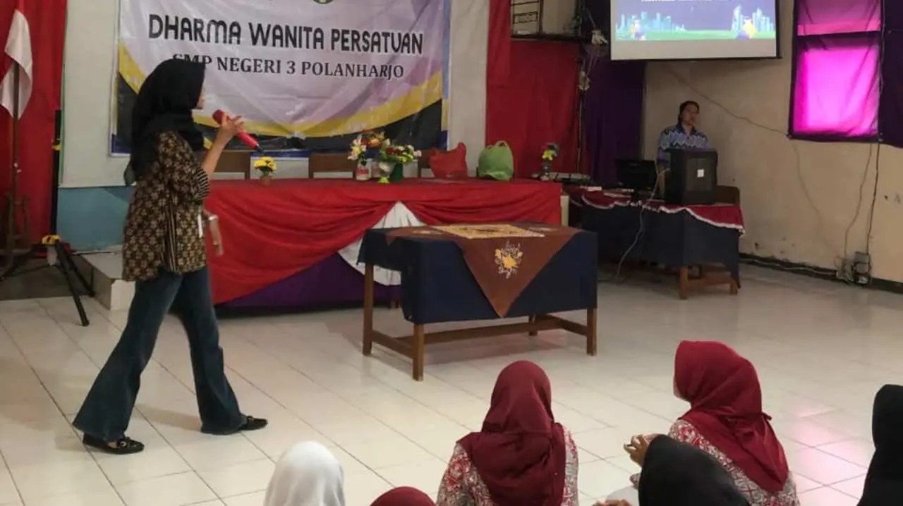 Mahasiswa KKN 84 UNISRI Gelar Kegiatan Sosialisasi Memahami Konsekuensi Hukum UU ITE terhadap Penggunaan Gadget yang Tidak Bijak