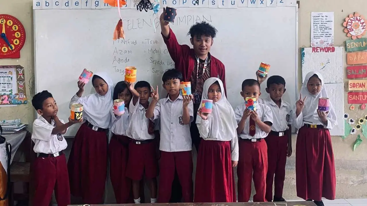 KKN Kelompok 97 Unisri Ajak Siswa SD N 2 Sorogaten Menabung Lewat Celengan Impian