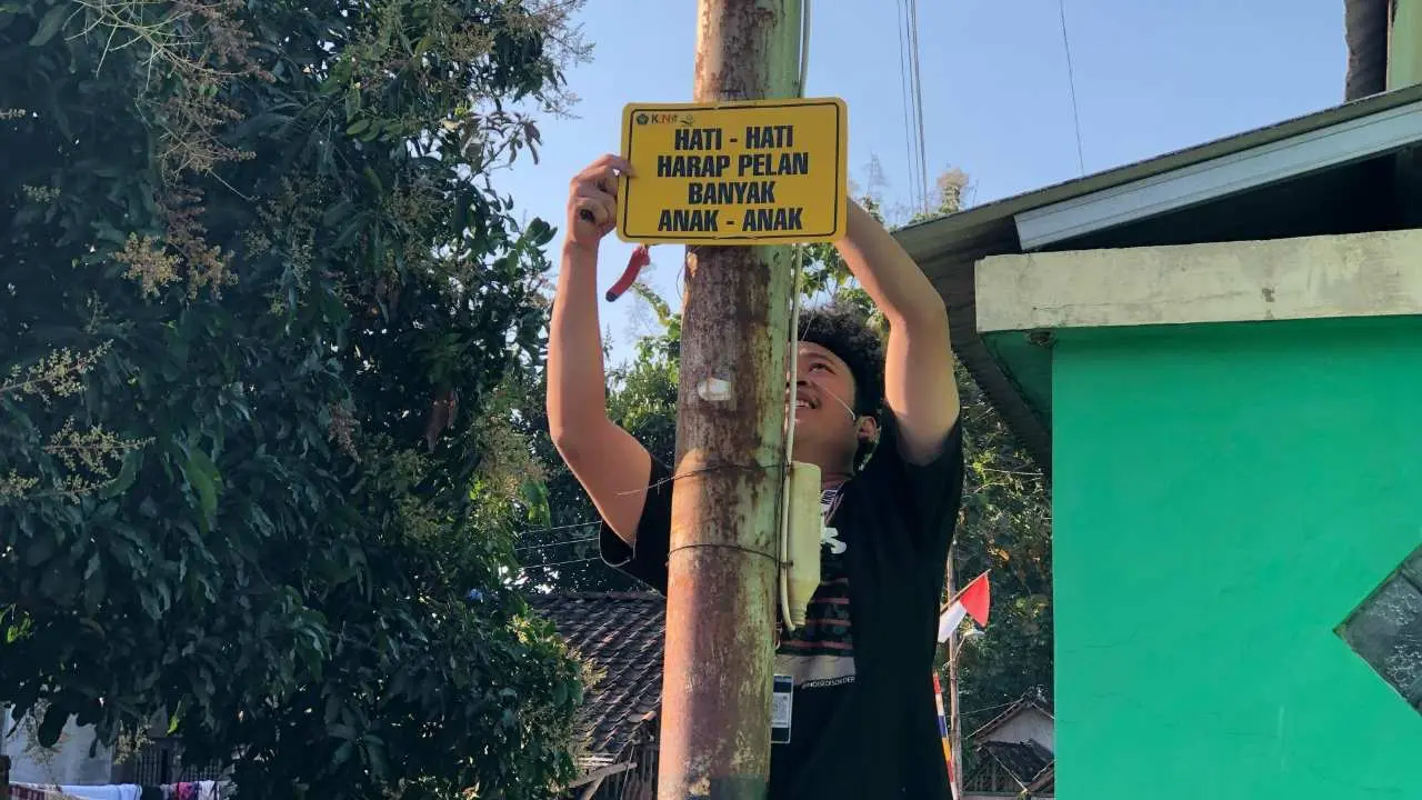 Peduli Keselamatan, KKN UNISRI 97 Hadiahkan Plang Himbauan untuk Warga