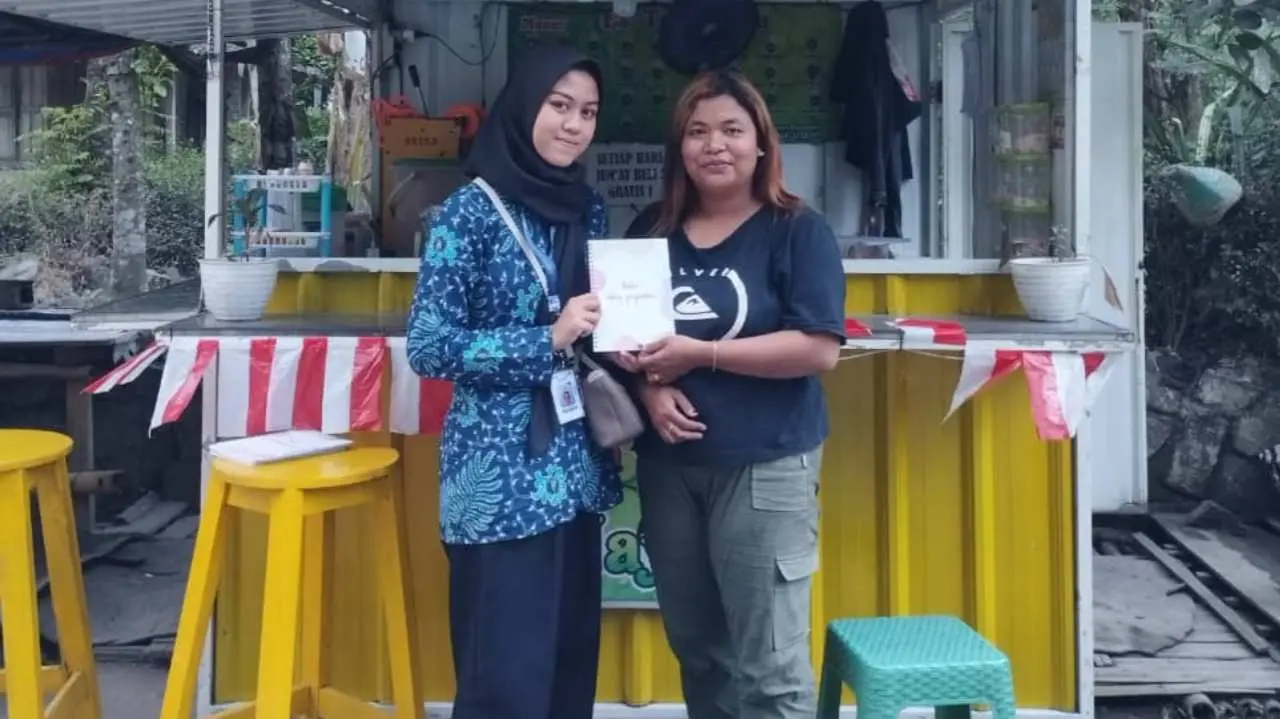 Mahasiswa KKN Unisri Melakukan Kegiatan Edukasi dan Membagikan Buku Rekapan Penjualan Harian untuk Pelaku UMKM 