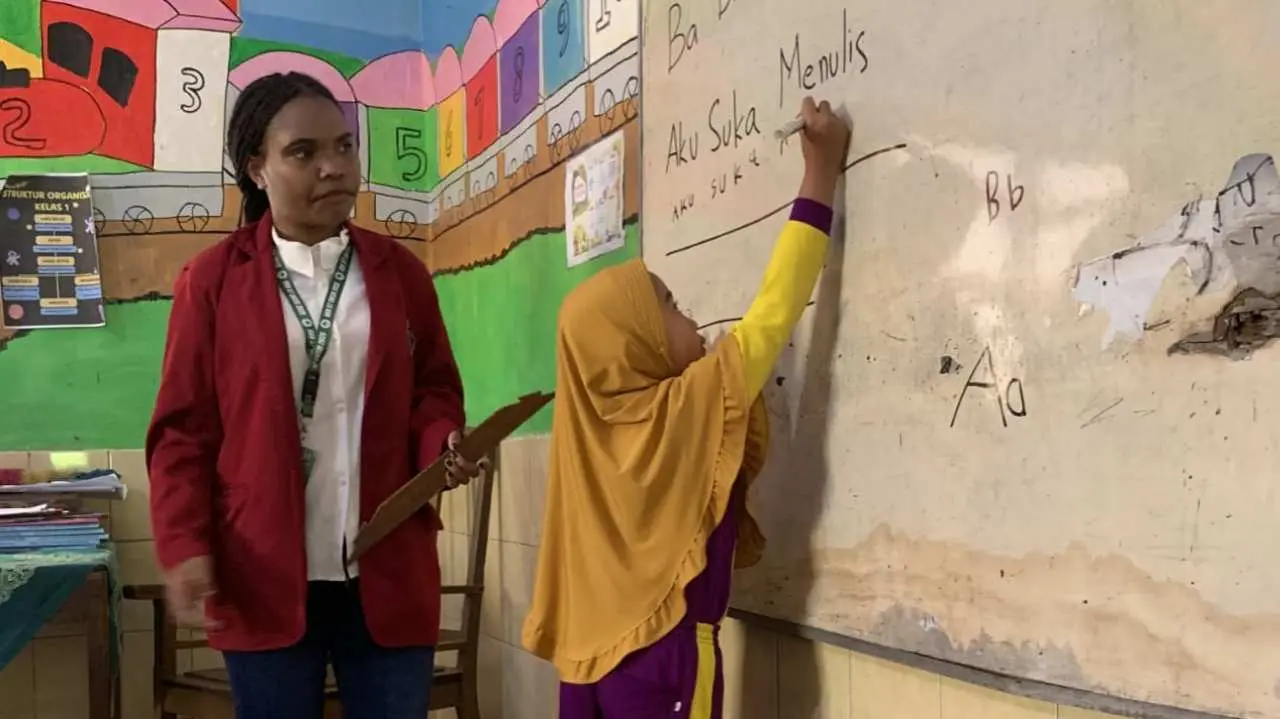 Mengatasi Kesulitan Calistung, Mahasiswa KKN Unisri Berdayakan Siswa Kelas 1 SDN Sapen