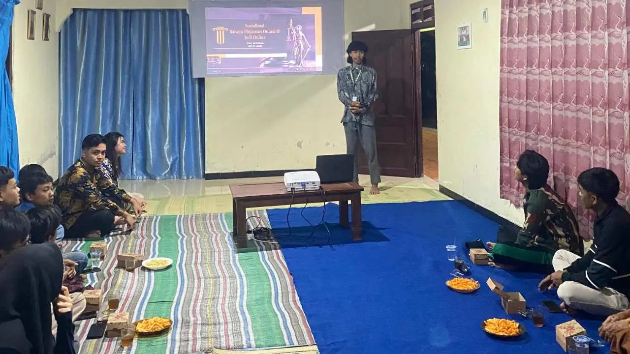 Mahasiswa KKN Unisri Gelar Kegiatan Sosialisasi Bahaya Terhadap Pinjaman Online dan Judi Online