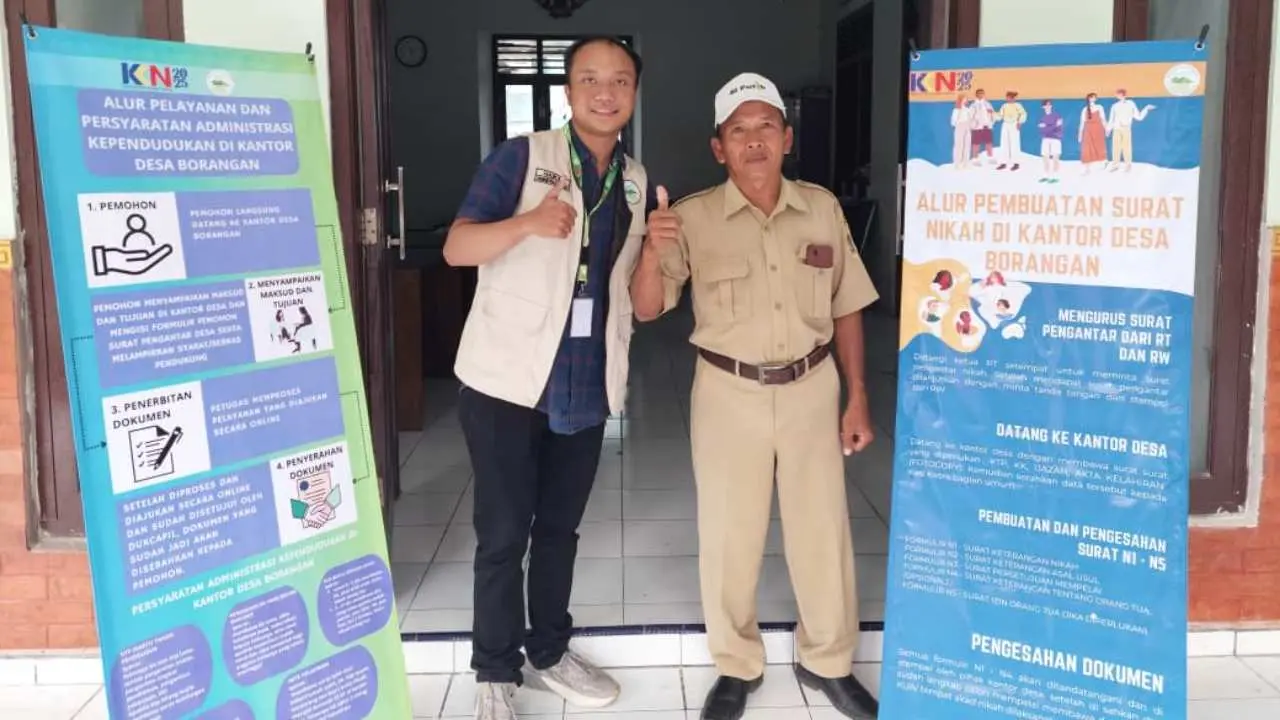 Mahasiswa KKN Unisri Pasang Banner Panduan Layanan dan Persyaratan Kependudukan