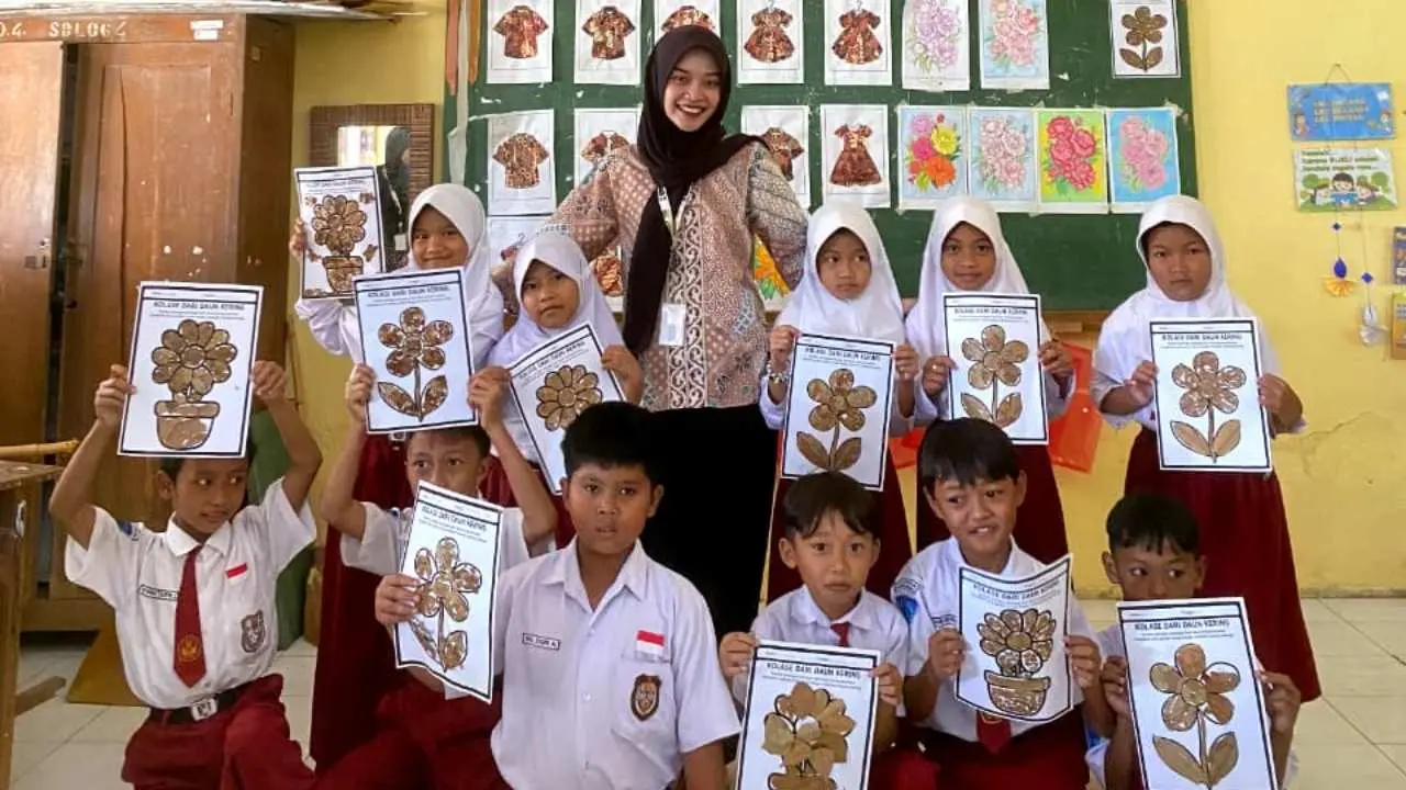 KKN Kelompok 48 Unisri 2025, Edukasi dan Pelatihan Kelola Limbah Organik Daun Menjadi Kolase yang Unik