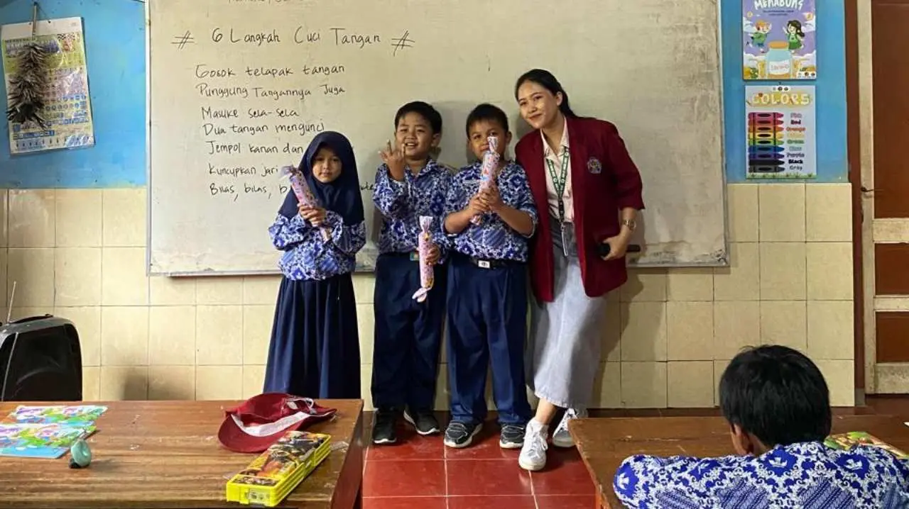 Langkah Kecil, Manfaat Besar: Mahasiswa Unisri Edukasi Cuci Tangan di SD Negeri 1 Sapen