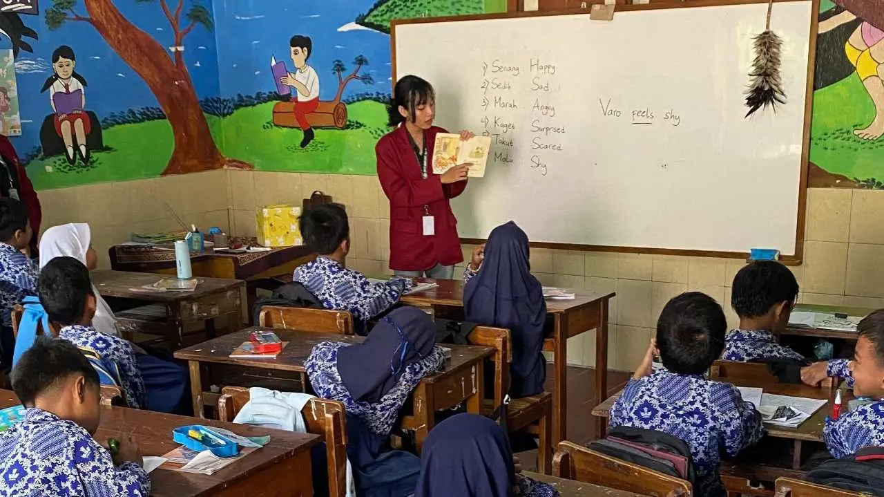 Mengenalkan Bahasa Inggris Dasar Melalui Dongeng Interaktif untuk Anak SD oleh Mahasiswa KKN Unisri