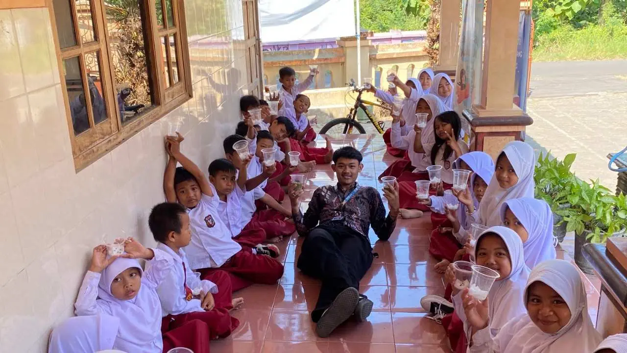 Menanam Kacang Hijau dengan Media Kapas Basah, Mahasiswa KKN Unisri Ajarkan Siswa SD Negeri 1 Gempol Belajar Bertanam