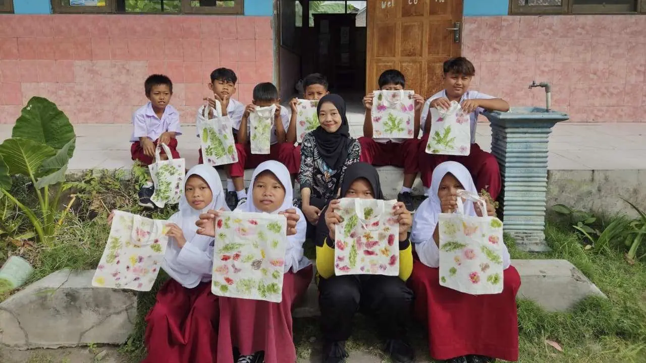Alam di Genggaman: Mahasiswa KKN Unisri Ajak Siswa SDN 3 Gempol Ciptakan Karya Totebag Unik