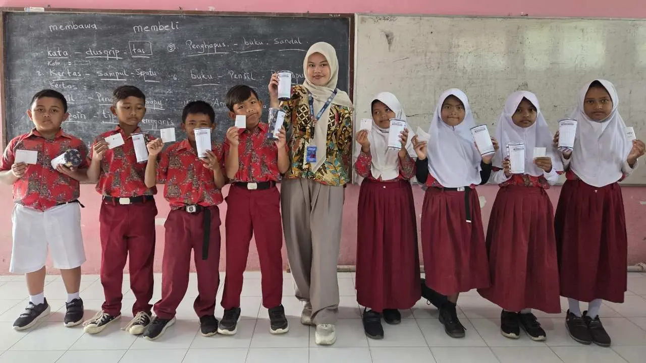 Mahasiswa KKN Unisri Ajak Siswa Membuat Celengan, Edukasi Keuangan Sejak Dini