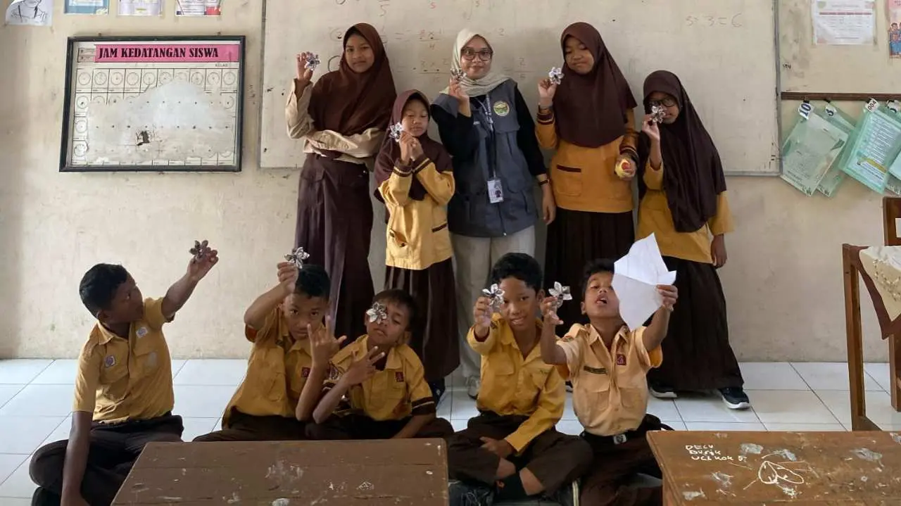 Siswa di SD Negeri Dalangan Sulap Kain Perca Jadi Bros Cantik, Berkat Pelatihan Mahasiswa Kelompok 90 KKN PPM UNISRI