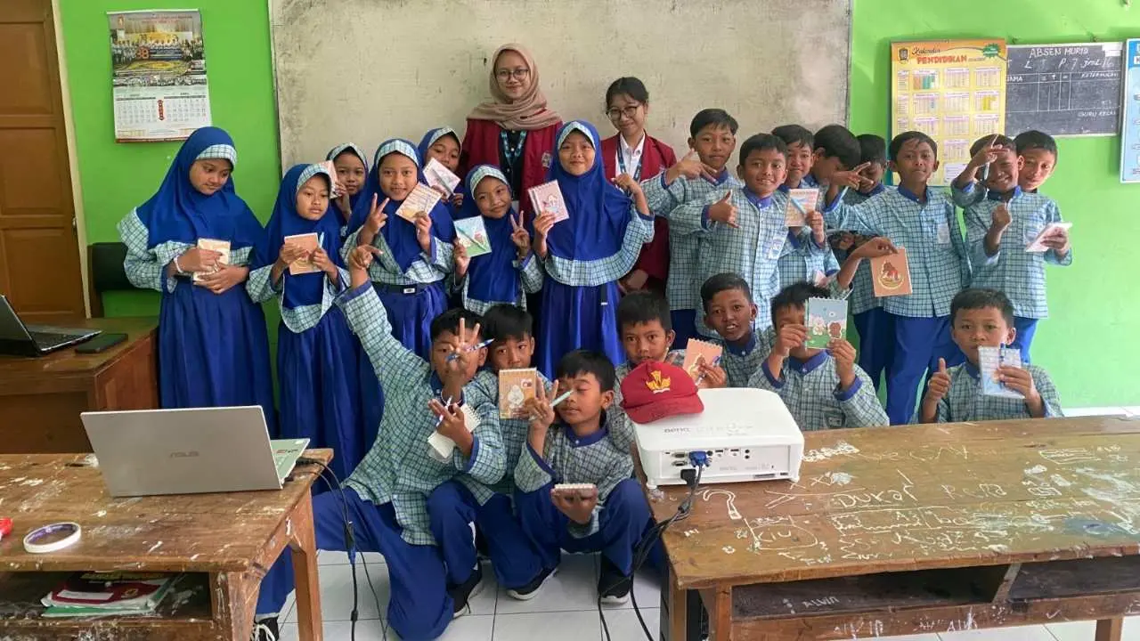 Mahasiswa KKN UNISRI Tanamkan Nilai Karakter Melalui Cerita Bahasa Inggris di SD Negeri 2 Kayumas