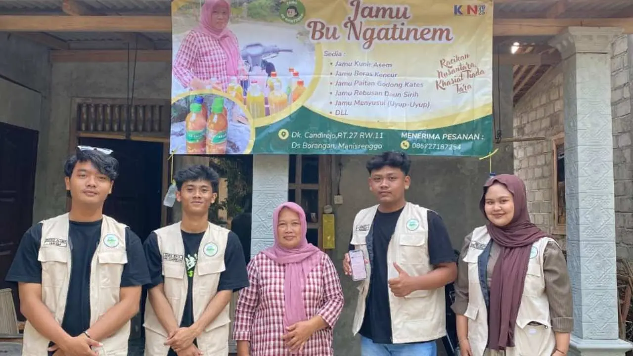 Dukung UMKM Lokal, Mahasiswa KKN Universitas Slamet Riyadi Buat Spanduk Promosi Jamu Tradisional