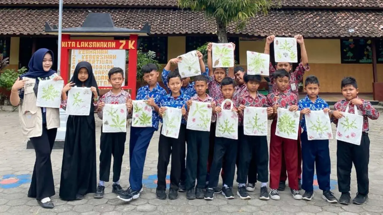 Jejak Daun di Kain Pengenalan Ecoprint sebagai Seni dan Edukasi Lingkungan