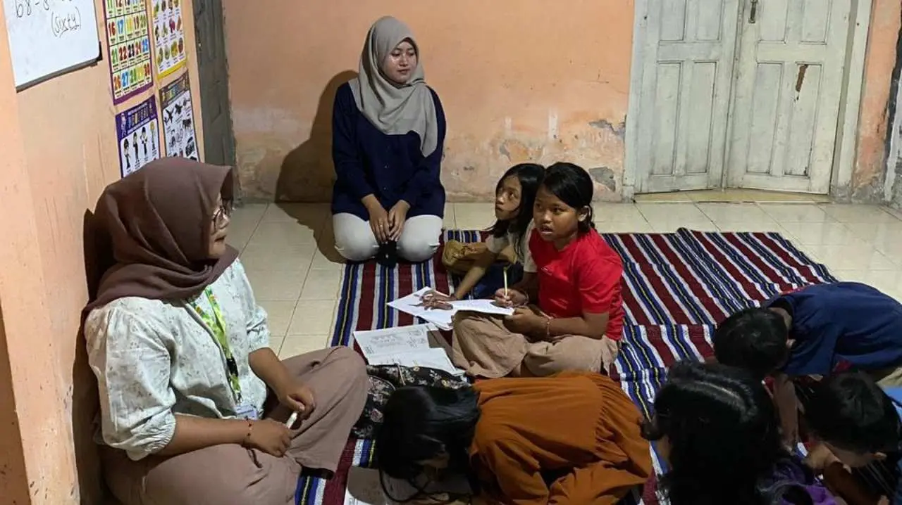 Asah Kemampuan Bahasa Inggris Anak Desa Ngeremang Lewat Mini English Camp