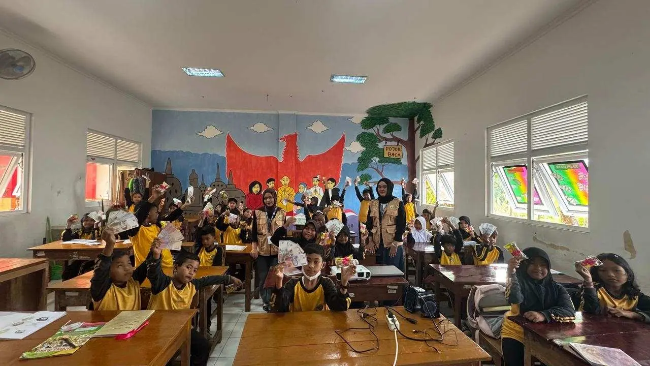 Mahasiswa KKN UNISRI Ajak Siswa SD 2 Blimbing, Simulasi Warung Mini Edukasi Akuntansi Dasar Melalui Jual Beli Produk Harian