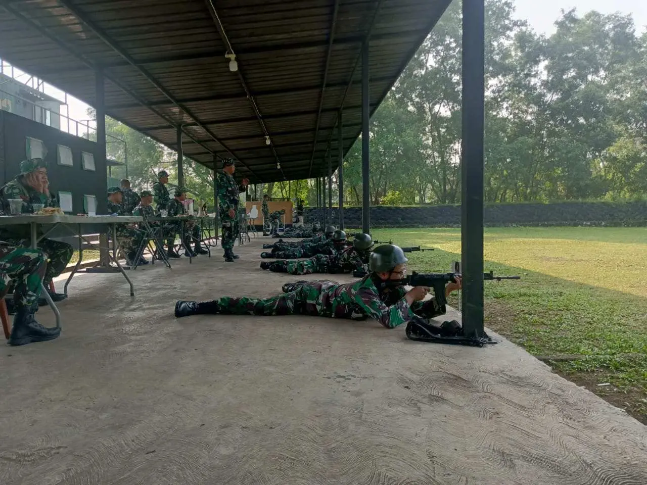 Prajurit Korem 052/Wkr Tempah Ketangkasan: Latihan Menembak Demi Profesionalisme TNI