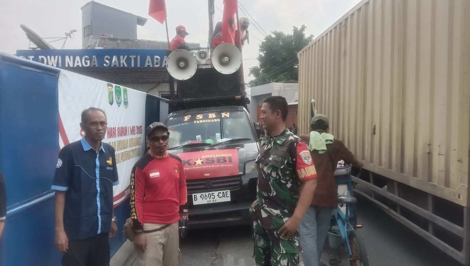 TNI Siaga: Personil Koramil 02/Btc Kawal Ketat Aksi Unras Karyawan PT Dwi Naga Sakti Abadi