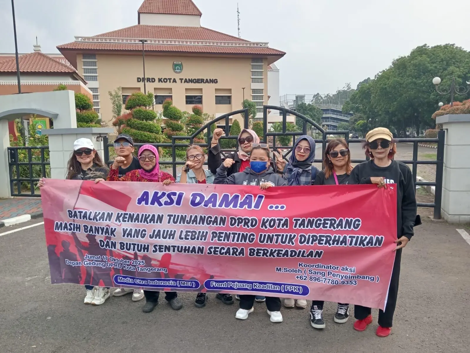 Aksi Demo Emak-emak Bersama Forum MCI Untuk Menggagalkan Kenaikan Tunjangan Anggota DPRD Kota Tangerang