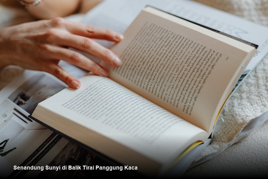 Senandung Sunyi di Balik Tirai Panggung Kaca