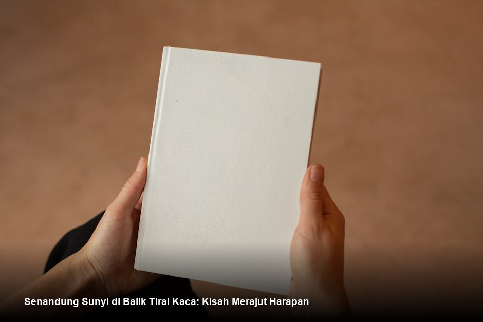 Seorang wanita muda dengan mata ekspresif sedang memegang kuas di depan kanvas besar yang dipenuhi warna-warna cerah, dengan latar belakang jendela tua yang berkabut.