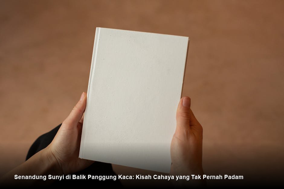 Seorang pria muda dengan ekspresi fokus memegang gitar tua di bawah cahaya lampu jalan remang-remang, dikelilingi oleh siluet orang yang berlalu lalang.