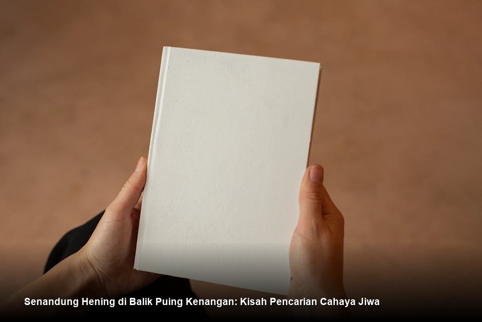 Seorang wanita muda berdiri di teras kayu sederhana menghadap kabut pagi di pegunungan, memegang sebuah ukiran kayu berbentuk kupu-kupu yang mulai terbentuk sempurna.