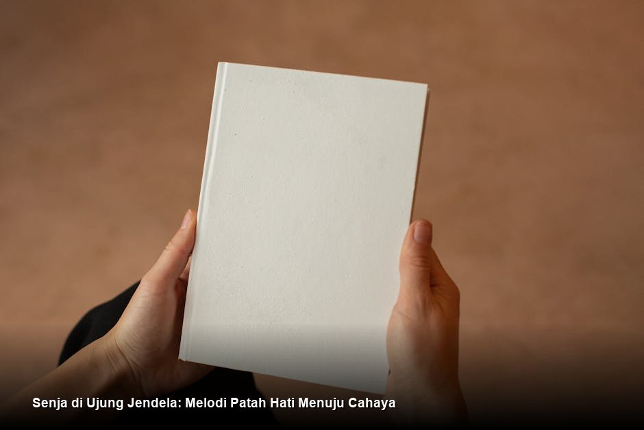 Seorang wanita muda dengan tatapan mata penuh harap sedang duduk di depan piano tua, dengan cahaya senja keemasan masuk melalui jendela.