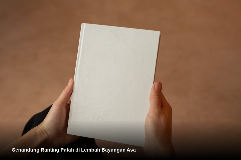 Seorang wanita dengan tangan kotor memegang pahat kayu, menatap tajam pada sebuah patung kayu yang indah di studio kecil yang remang-remang.