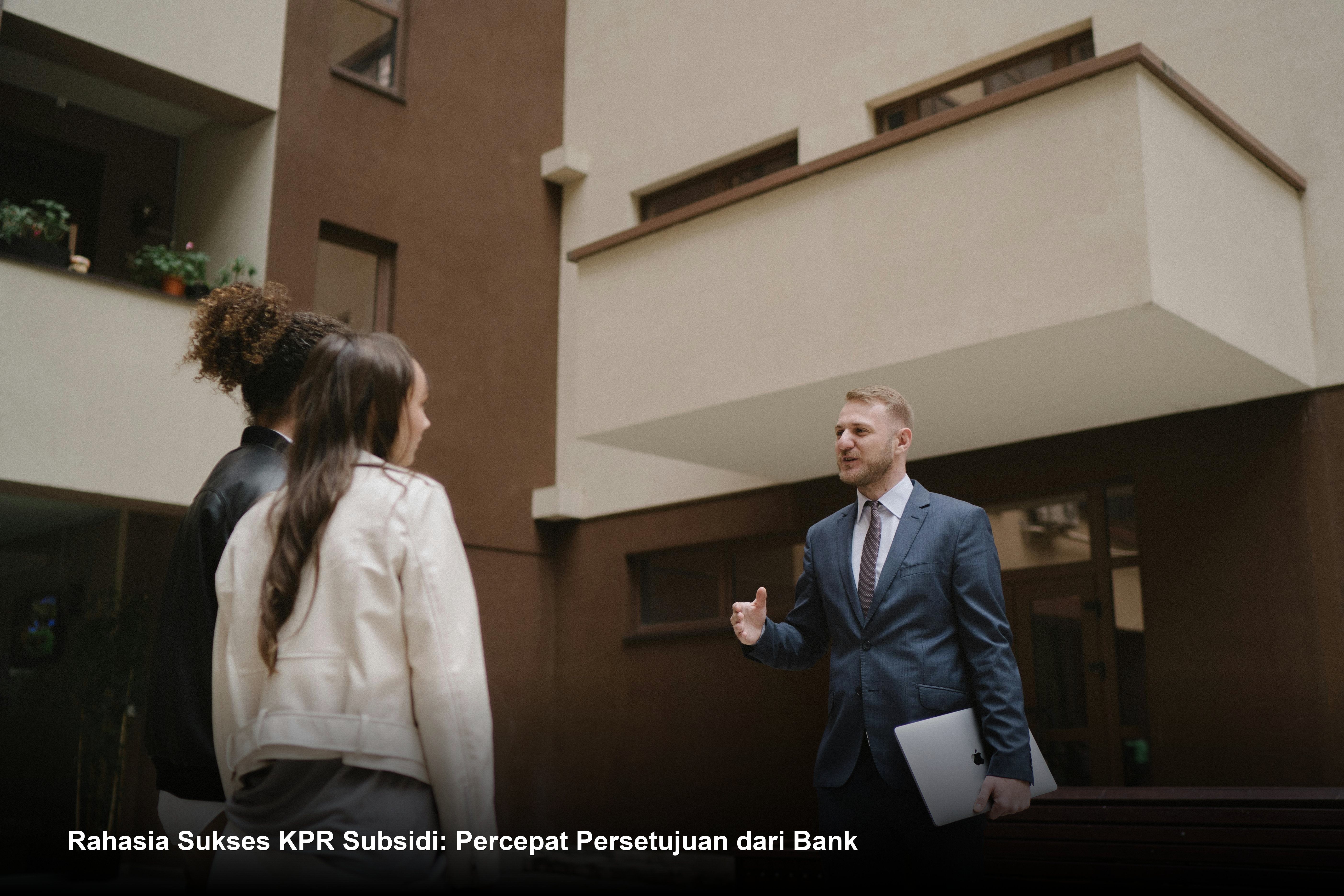 Seorang calon pembeli rumah tersenyum saat menandatangani dokumen akad kredit KPR di meja bank yang modern.