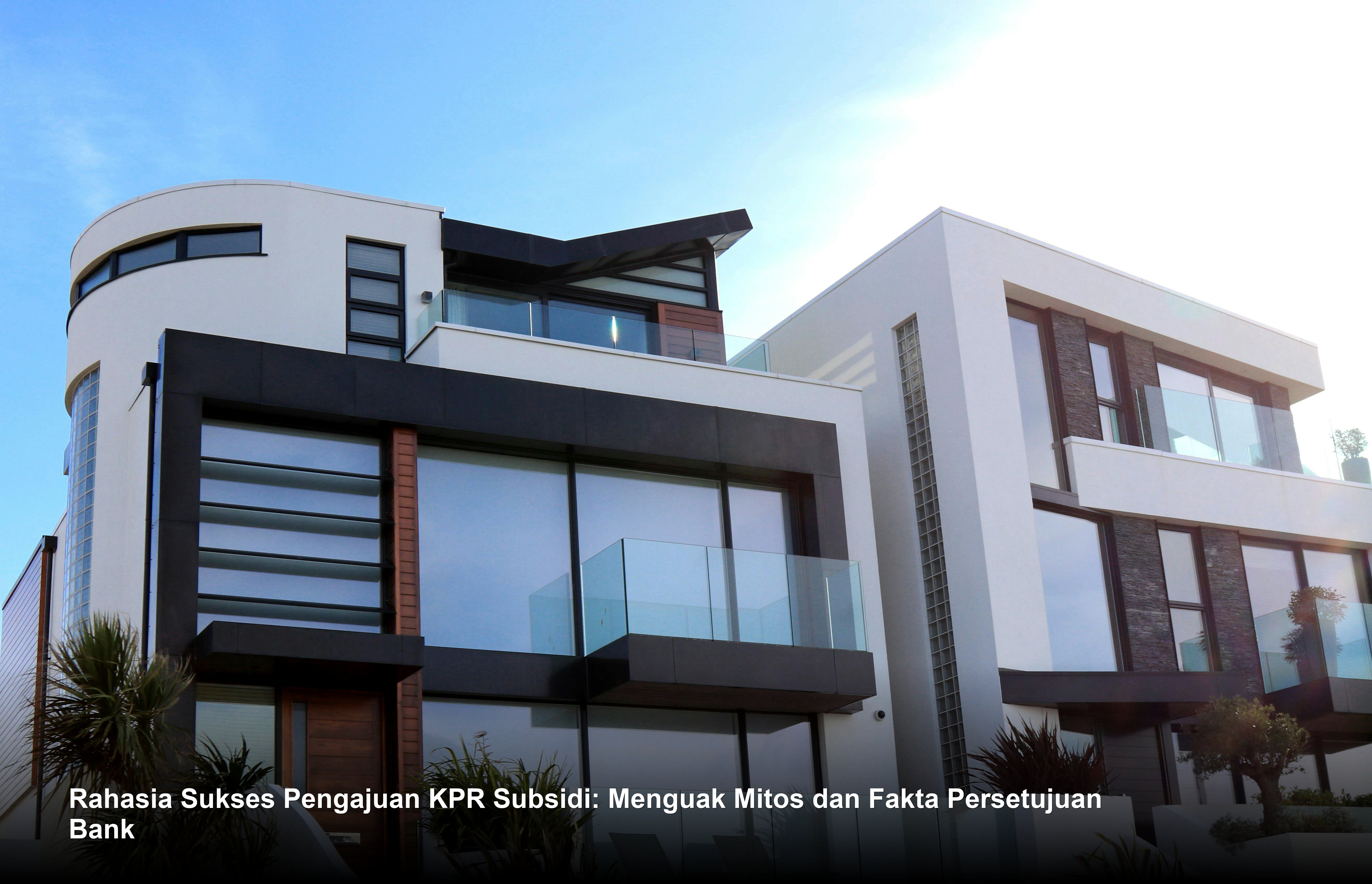 Seorang pasangan muda tersenyum bahagia saat menandatangani dokumen akad kredit KPR Subsidi di meja bank yang modern.