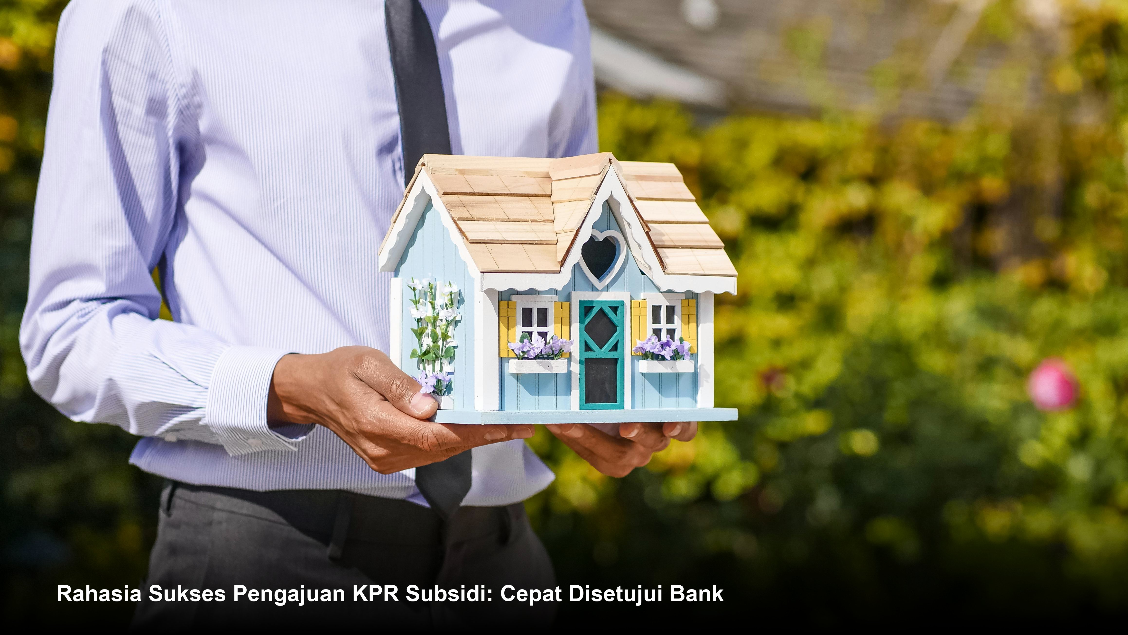 Seorang pasangan muda tersenyum lega saat menandatangani dokumen akad kredit KPR Subsidi di hadapan notaris dan petugas bank.