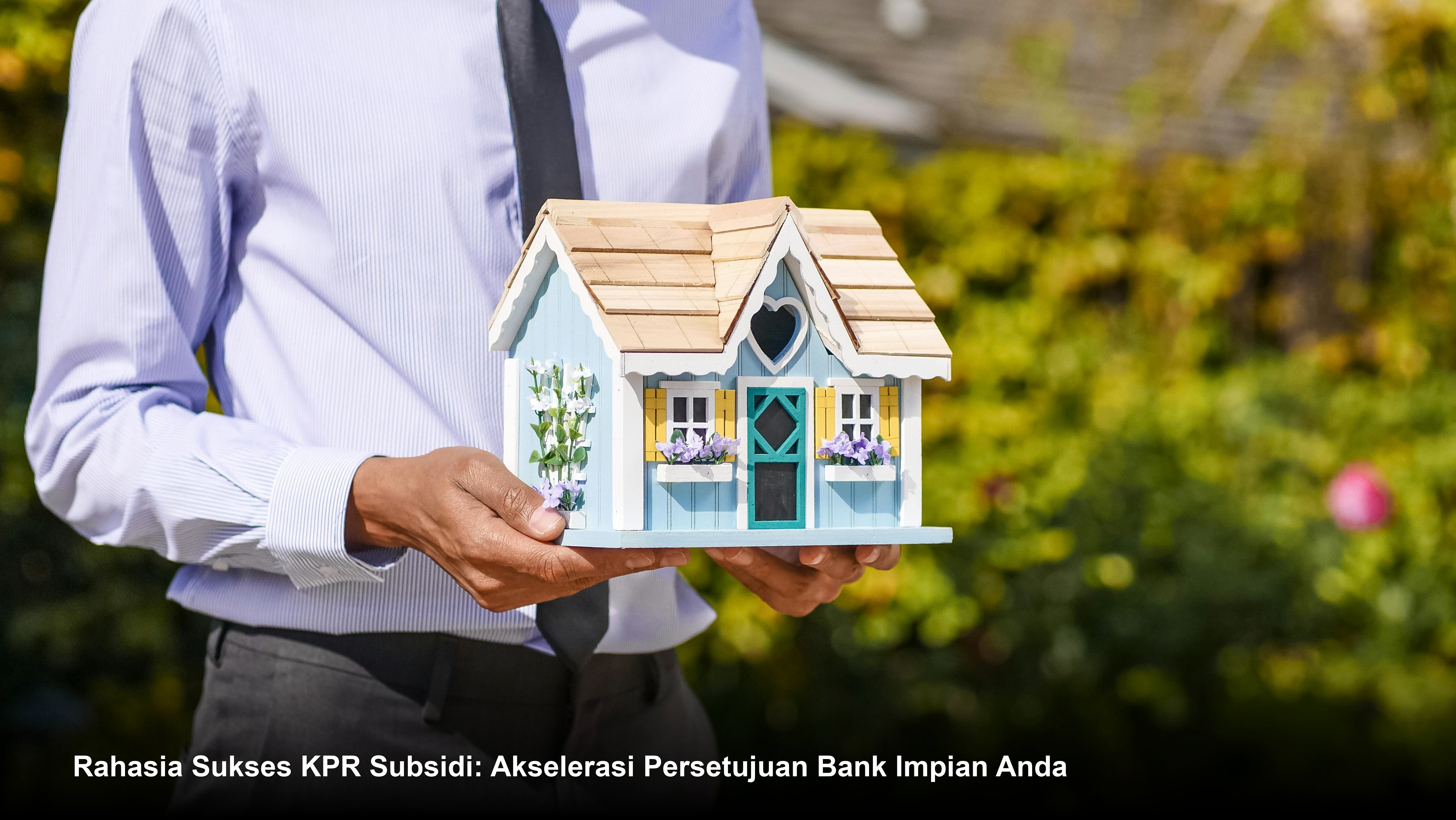 Seorang pasangan muda menandatangani dokumen akad kredit KPR Subsidi di hadapan petugas bank dengan latar belakang model rumah minimalis modern.