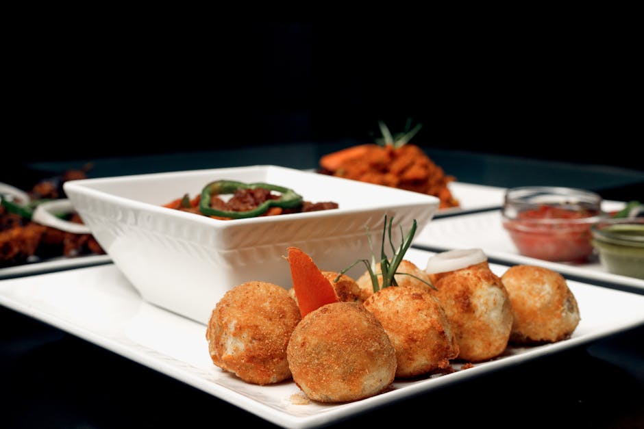 Sepiring Ayam Kecap Mentega yang berkilau kecokelatan dengan irisan bawang bombay karamel dan taburan daun bawang segar di atasnya.